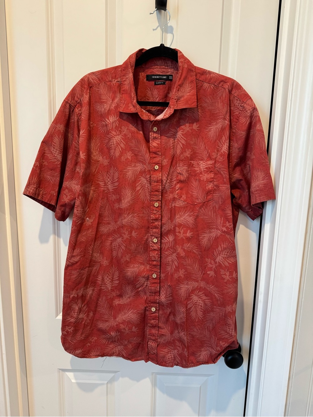 Short-Sleeve Casual Button-Down Shirt in Coral Red
